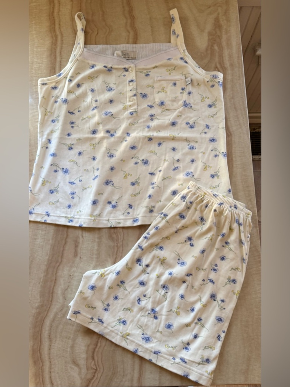 NWOT KAREN NEUBURGER PJ SET SZ MEDIUM

CAMI TOP + ELASTIC WAIST MATCHING SHORTS